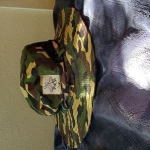 "huh" camo skate hat